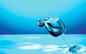 Hogyan készítsünk házilag drágakő vizet? A víz energiarendszere és így szerkezete a környezeti hatásoknak kitéve sérülhet, amelyen nem csak a fizikai behatásokat hanem az emberiség gondolati és érzelmi hatásait is...