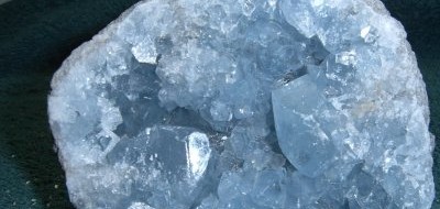 Angyali Kristályok  - Szelesztit Írta Hazel Raven a Silent Voices Magazine számára ( 2011 március)   A szelesztit,  más néven szelesztin (itthon cölesztinnek is nevezik), egy lágy égszínkék stroncium-szulfát ásvány,...